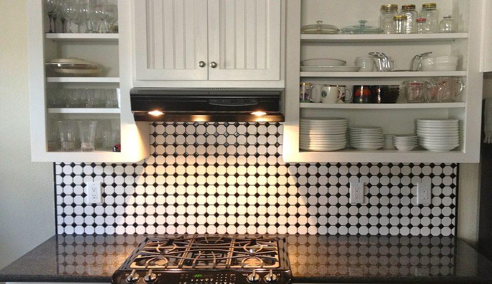 Fenomenalni trikovi da dekorišete stare pločice u kuhinji