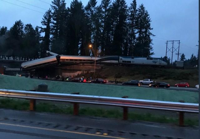 Najmanje šest osoba poginulo u izlijetanju voza kod Sijetla