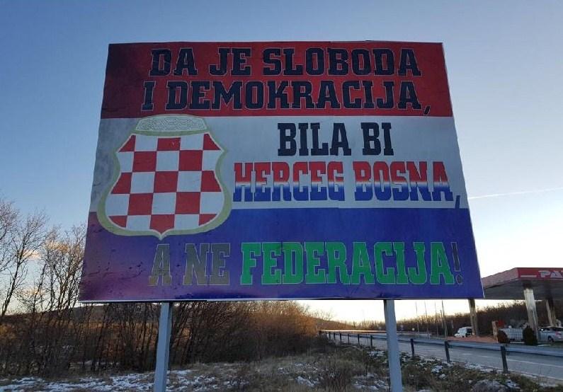 Kod Graničnog prijelaza Kamensko dvostruka poruka: "Dobro došli u Herceg Bosnu" i "Da je sloboda i demokracija bila bi Herceg Bosna, a ne Federacija"