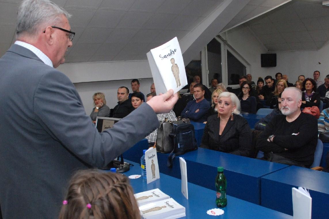 Promovirana knjiga "Sandro Kalesić", o najmlađoj žrtvi na tuzlanskoj Kapiji