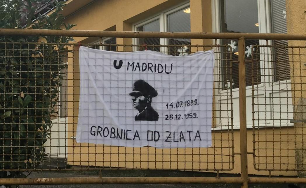 Transparent s likom Ante Pavelića na ogradi vrtića u Širokom Brijegu?