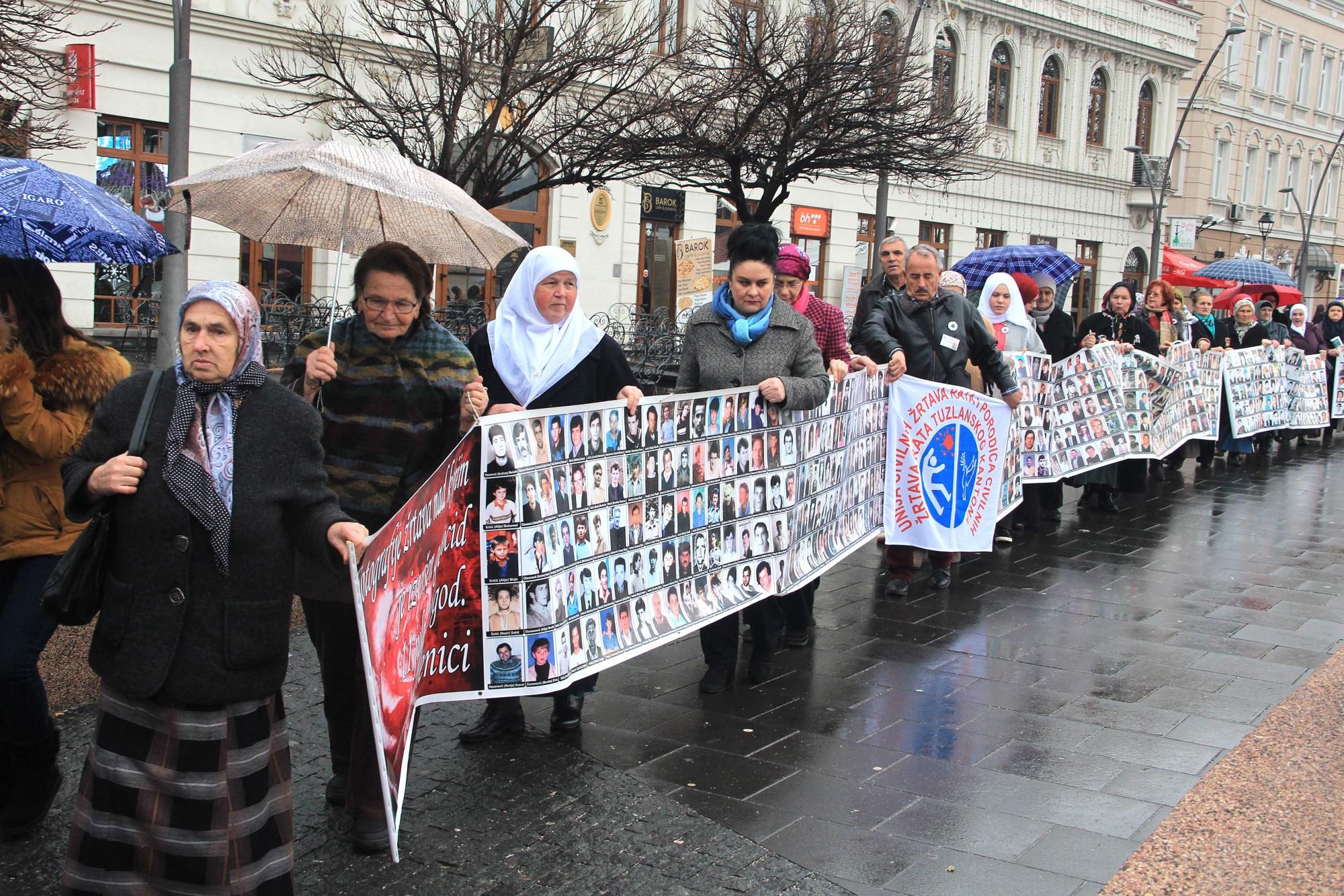 Žene Srebrenice se okupile u Tuzli: Donijeti zakon da se zabrani negiranje genocida