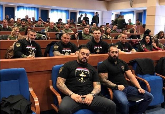 Nezapamćen skandal u Narodnoj skupštini RS: Pripadnici paravojne formacije „Srbska čast“ u maloj sali Parlamenta