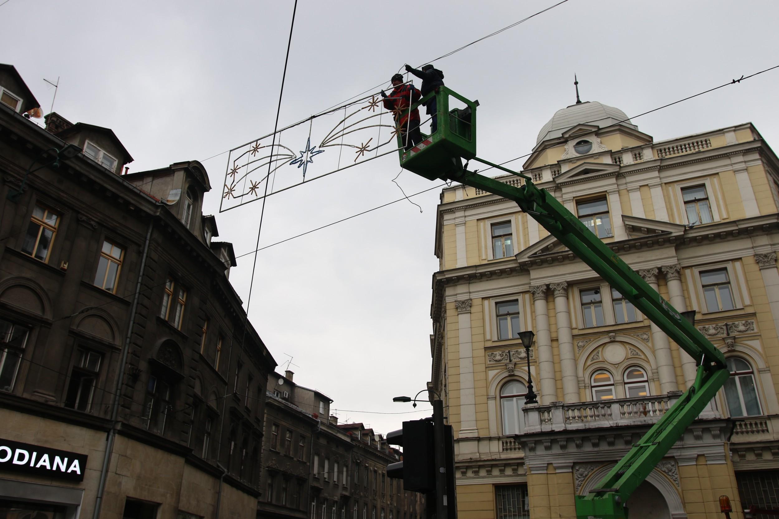 Uklanjanje novogodišnjih ukrasa u Titovoj ulici