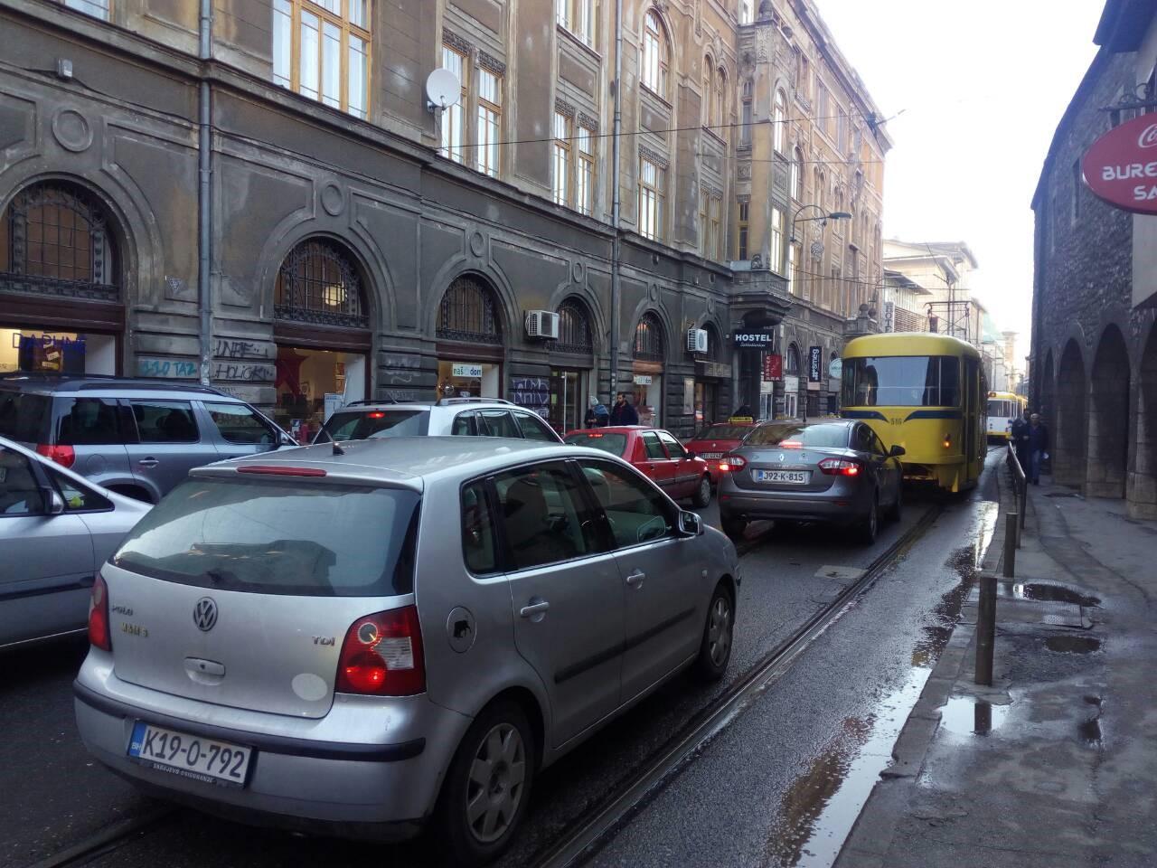 Kolaps u Sarajevu: Zbog sudara dva vozila saobraćaj u prekidu, tramvaji ne rade