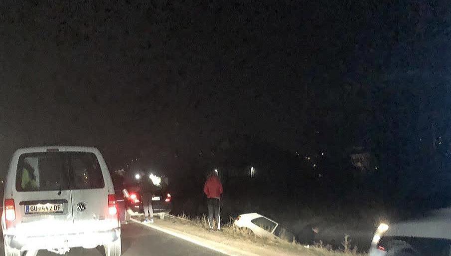 Nesreća na M-17 u Zenici: Vozač izgubio kontrolu i završio u jarku!