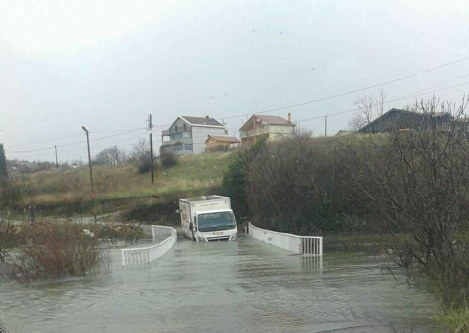 Crnu Goru pogodilo veliko nevrijeme: Odroni, poplave i olujni udari otežavaju saobraćaj