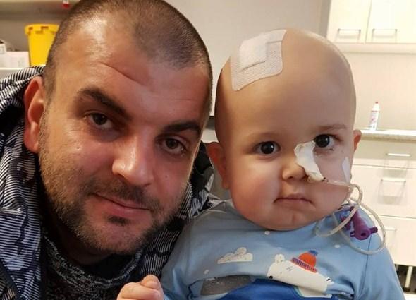Jednogodišnjak iz Zvornika bije bitku s tumorom: Aleksandar primio drugu hemoterapiju i izašao iz bolnice