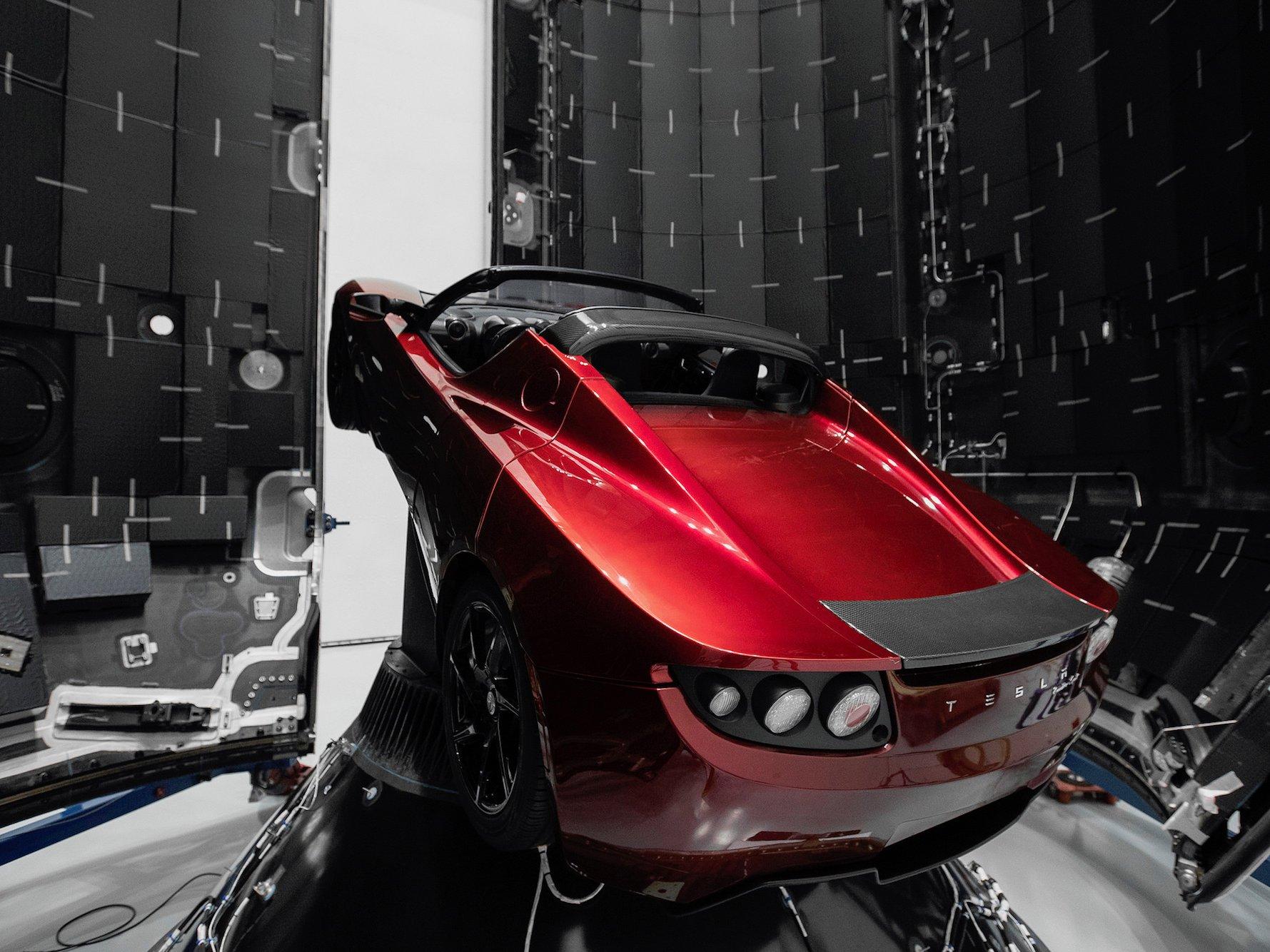 ''Tesla roadster'' ide u svemir