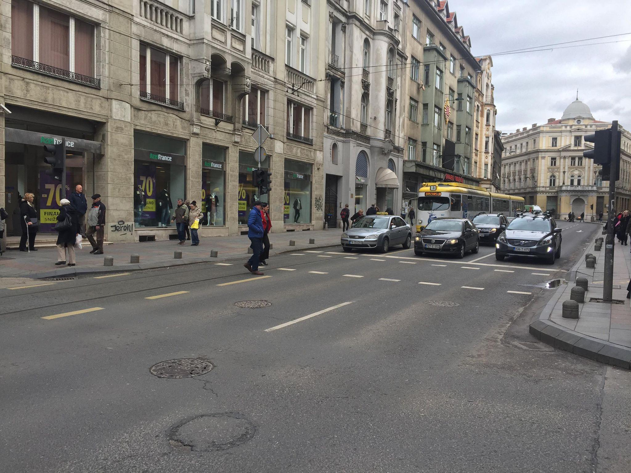 Naša tema / Ovaj dio ulice mogu koristiti vozila GRAS-a i taksisti, za vožnju žutom trakom dobit ćete kaznu od 40 KM