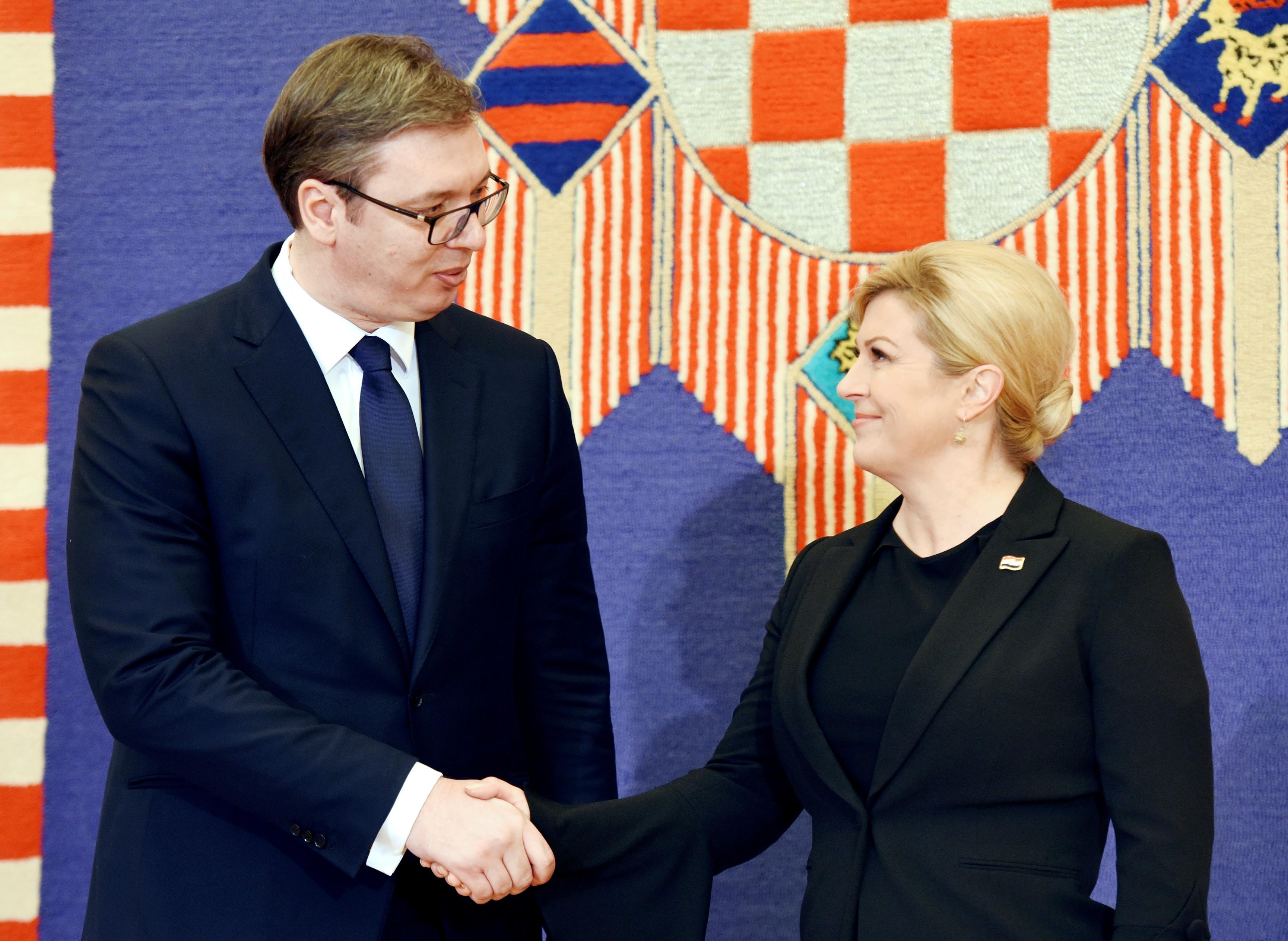 Kolinda se rukovala s Vučićem, a na rukavu njenog kaputa izvezena riječ koja je privukla pažnju medija u regionu