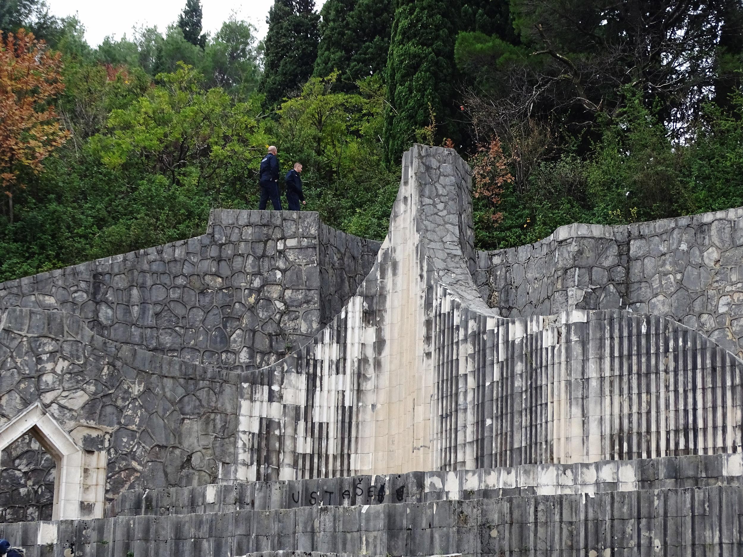 Oglasili se iz MUP-a i UABNOR-a Mostar: Oštećenja na Partizanskom groblju su odranije