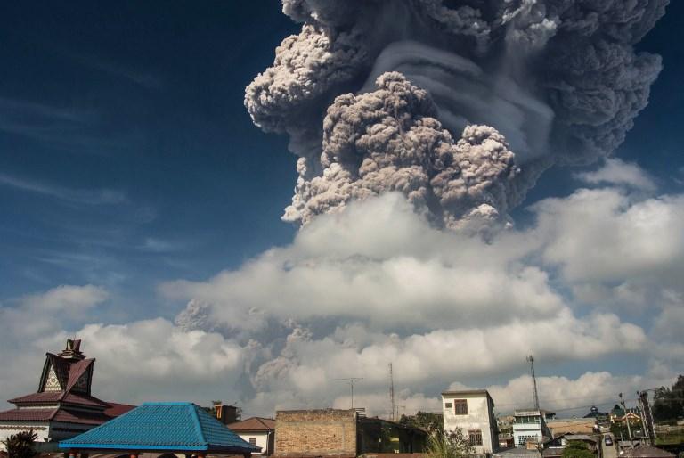 Vulkan "Sinabung" raznio dio planine na sjeveru Sumatre