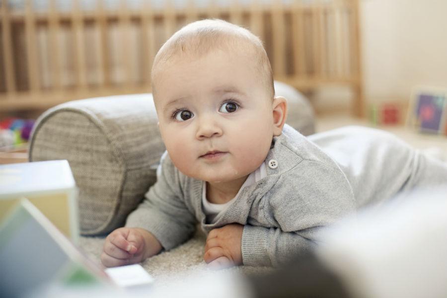 Zašto bebe diraju upravo ono što im je zabranjeno