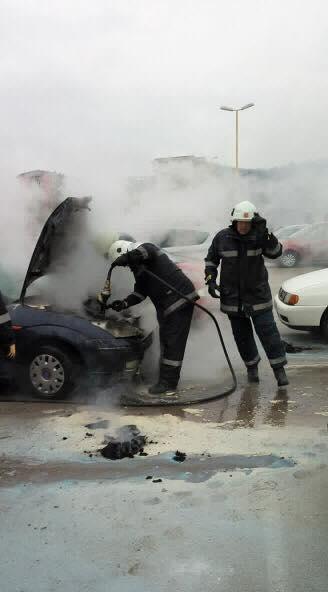 Zapalio se automobil u tuzlanskom naselju Sjenjak