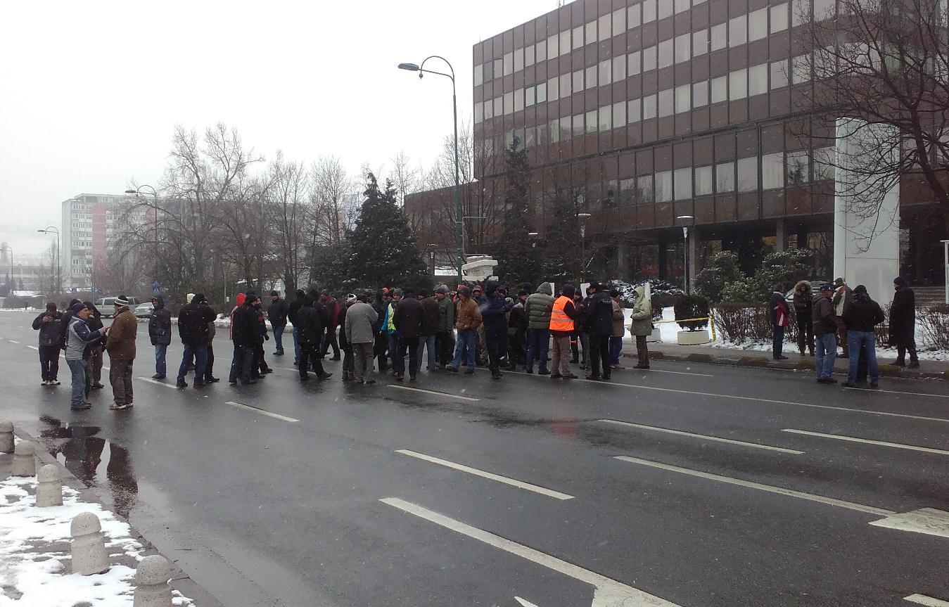 Radnici „Hidrogradnje“ tokom protesta blokirali cestu: Nekim radnicima pozlilo usljed stresa