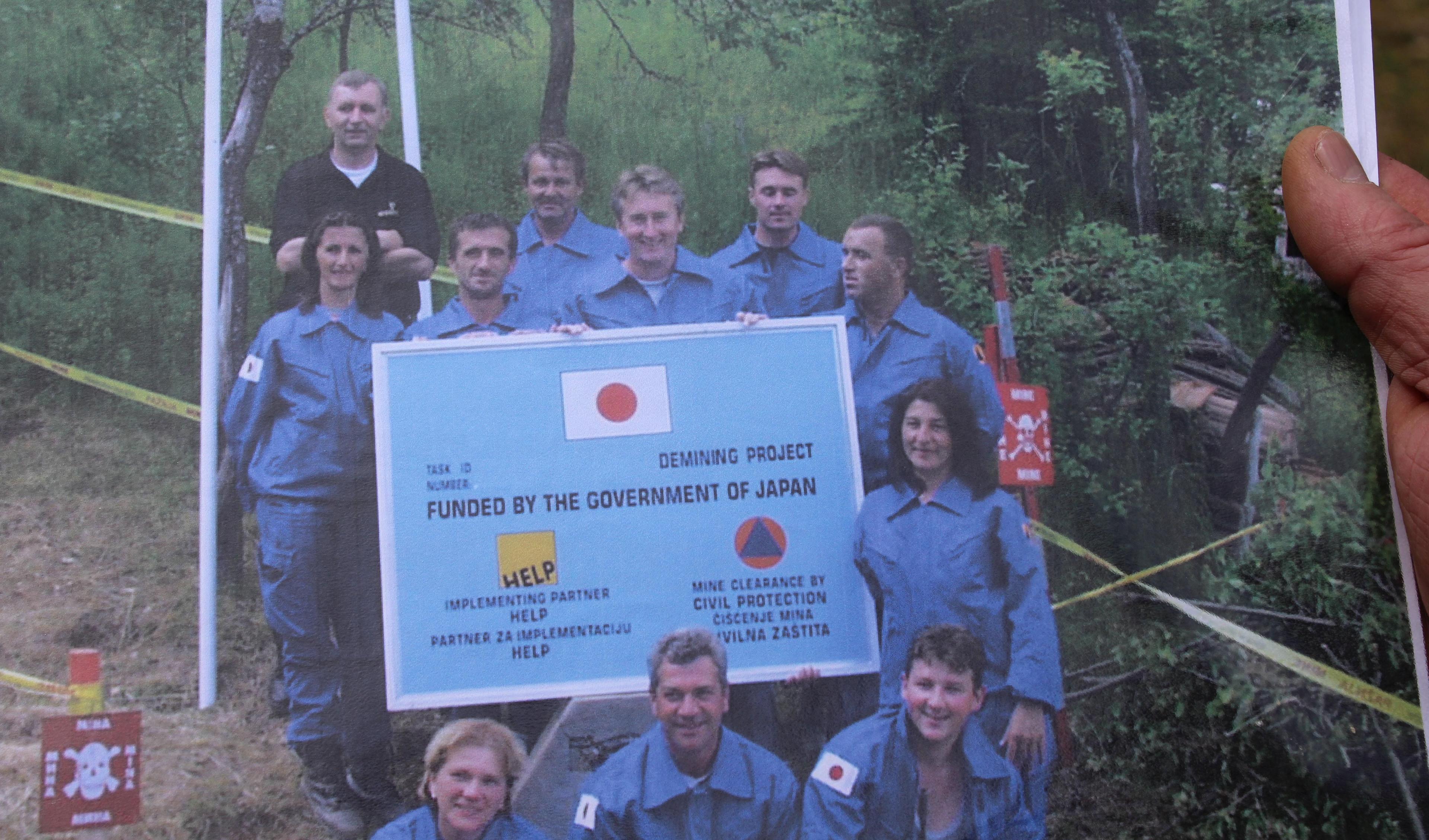 S kolegama deminerima u timu osnovanom 1998. godine - Avaz