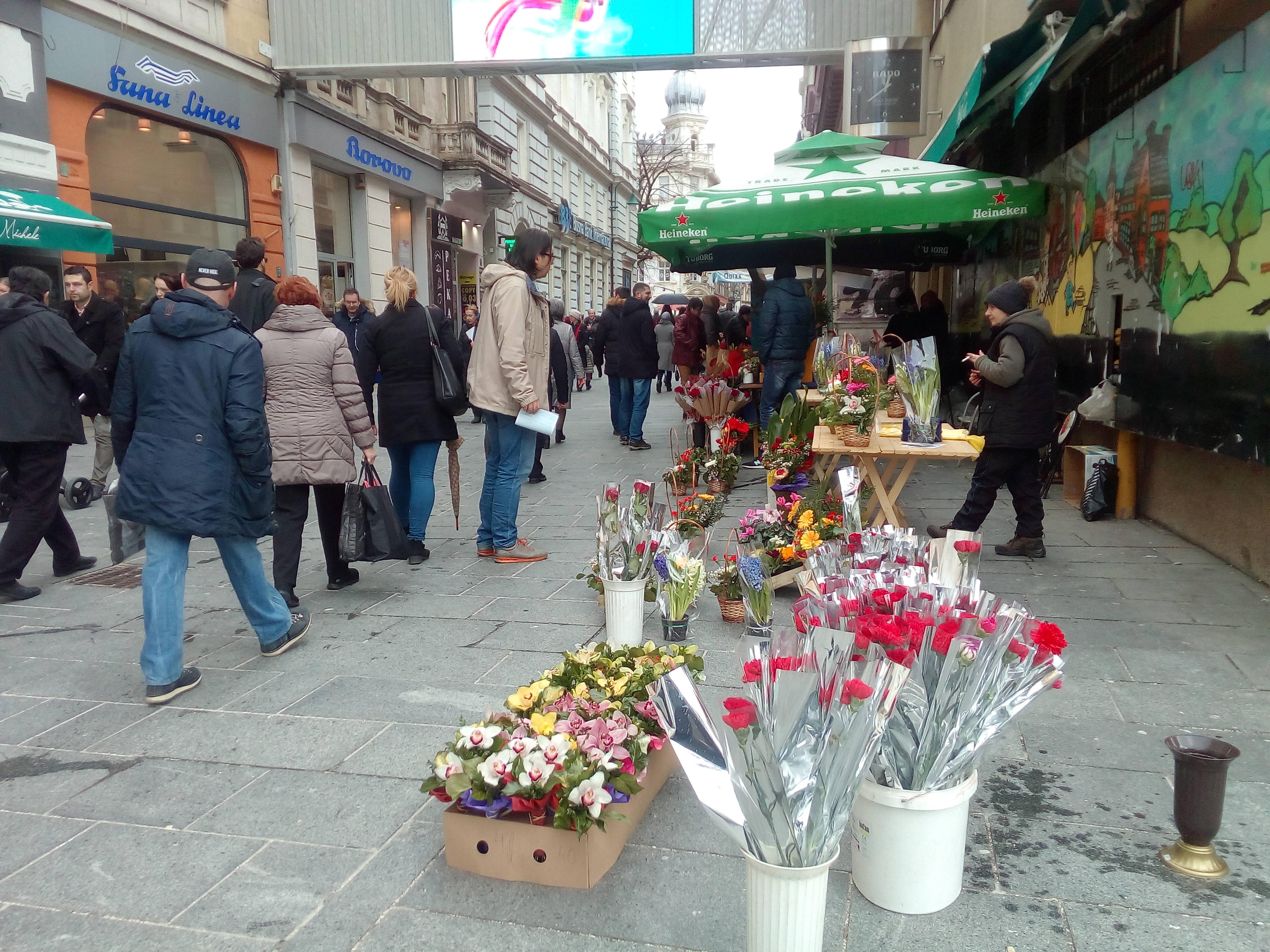 Gradske ulice odišu 8. martom: Bogata ponuda cvijeća za dame