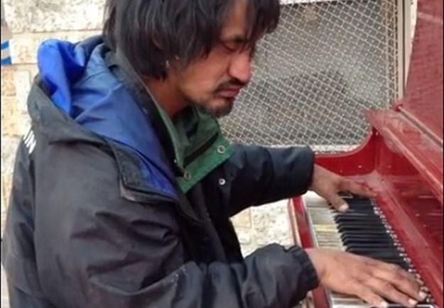 Umro beskućnik čije je sviranje klavira oduševilo svijet