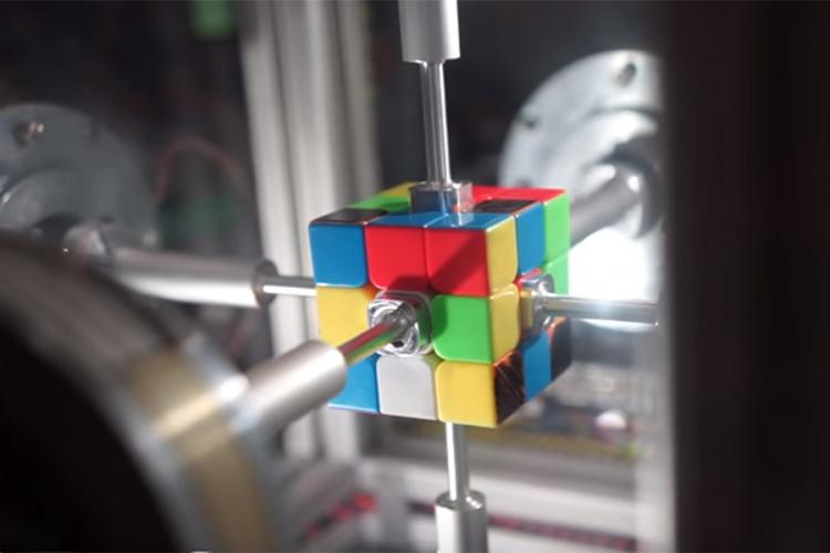 Robot složio Rubikovu kocku za trećinu sekunde