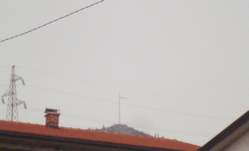 Mostar: Snažan vjetar pokidao veliku zastavu BiH, obarana stabla i panoi