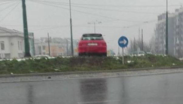 Sarajevo: Nepoznata osoba parkirala automobil na travnatoj površini na kružnom toku