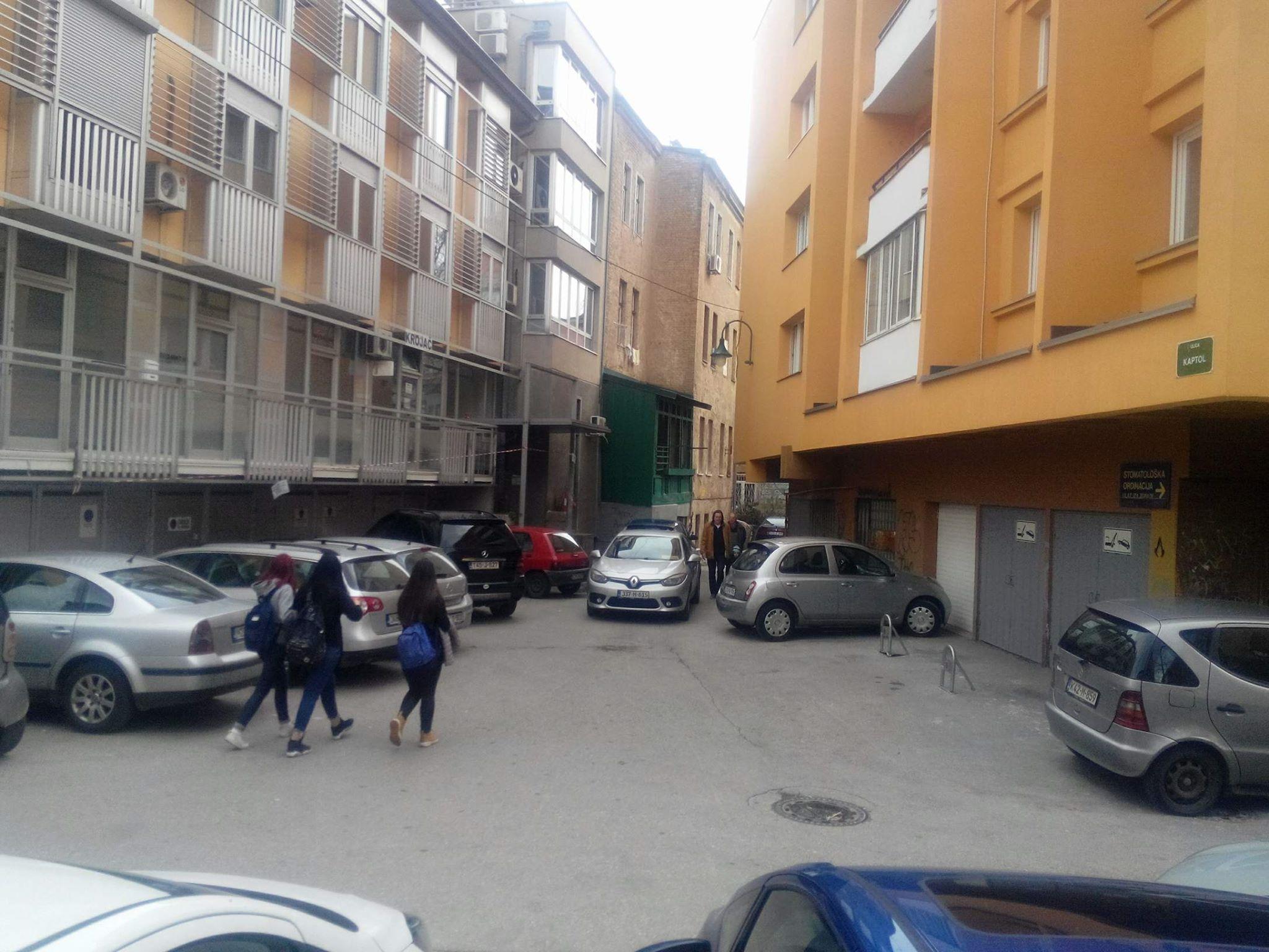 Parkirana vozila ispred zgrada - Avaz