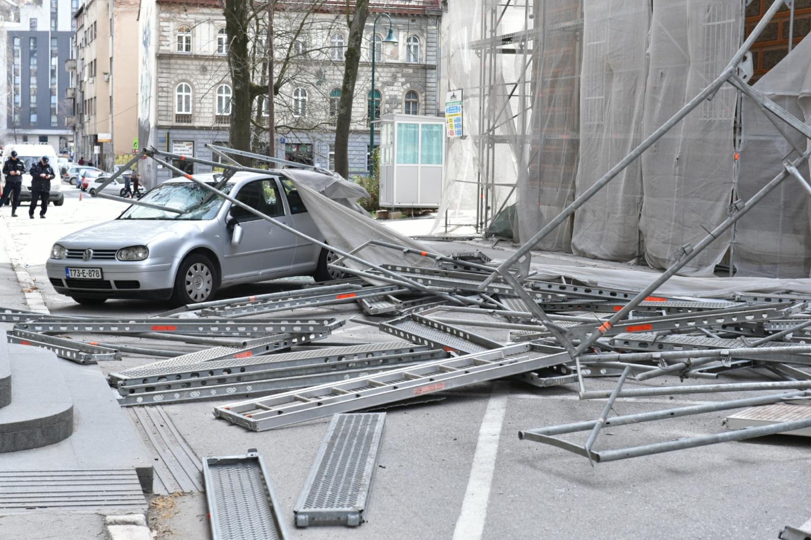 Snažni udari vjetra napravili veliku štetu: Srušila se skela pored zgrade Predsjedništva BiH, uništeni automobili