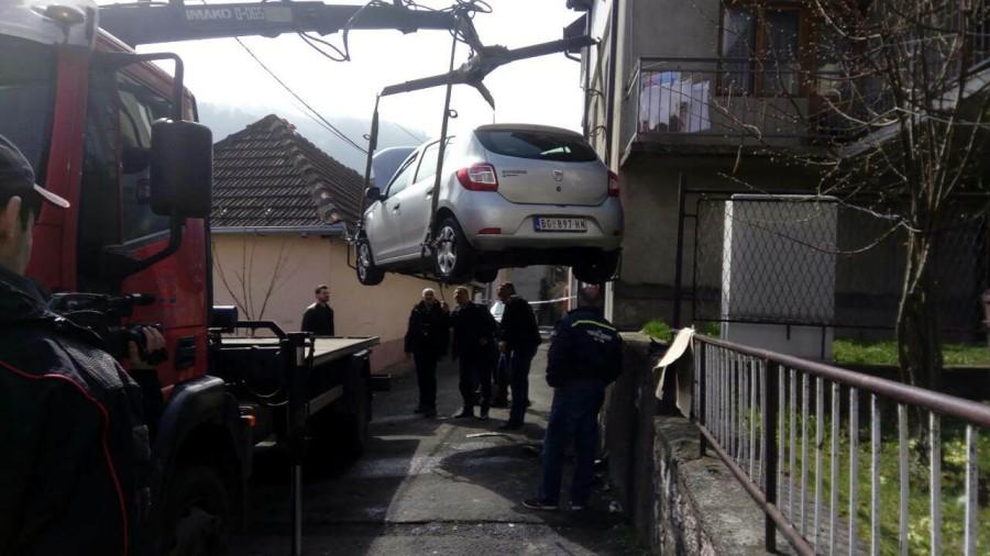 Zbog eksplozije ispred kuće Sadikovića traži se Renault Vesne Moštrokol