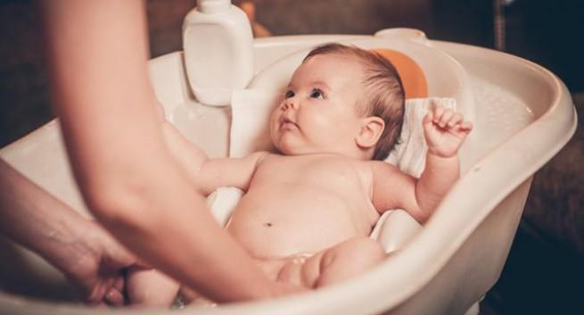 Prvi dani s bebom: Njega pupka, presvlačenje, kupanje