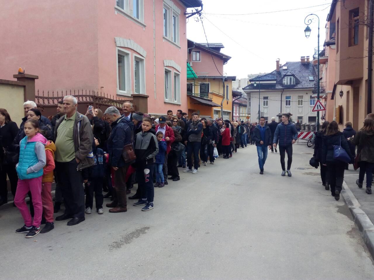 Stotine građana čekaju na vožnju do Trebevića