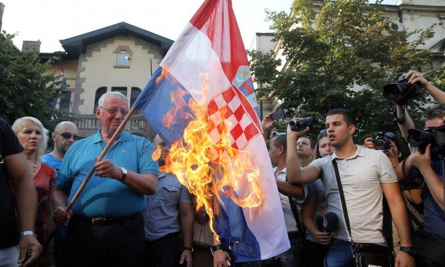 MUP Srbije ne zna ništa o Šešeljevom gaženju hrvatske zastave niti ga je iko prijavio
