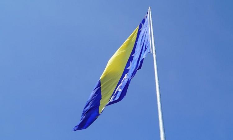 U Tešnju podignuta najveća zastava Bosne i Hercegovine