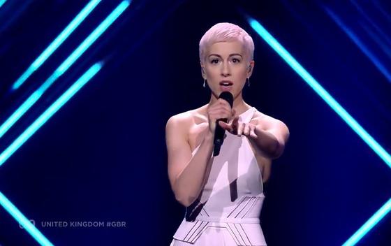 Incident na Eurosongu: Istrčao na binu i oteo mikrofon iz ruke britanskoj pjevačici