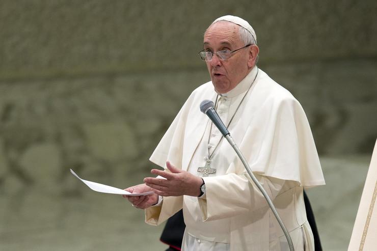Papa uveo nova pravila korištenja interneta, ali samo za kaluđerice