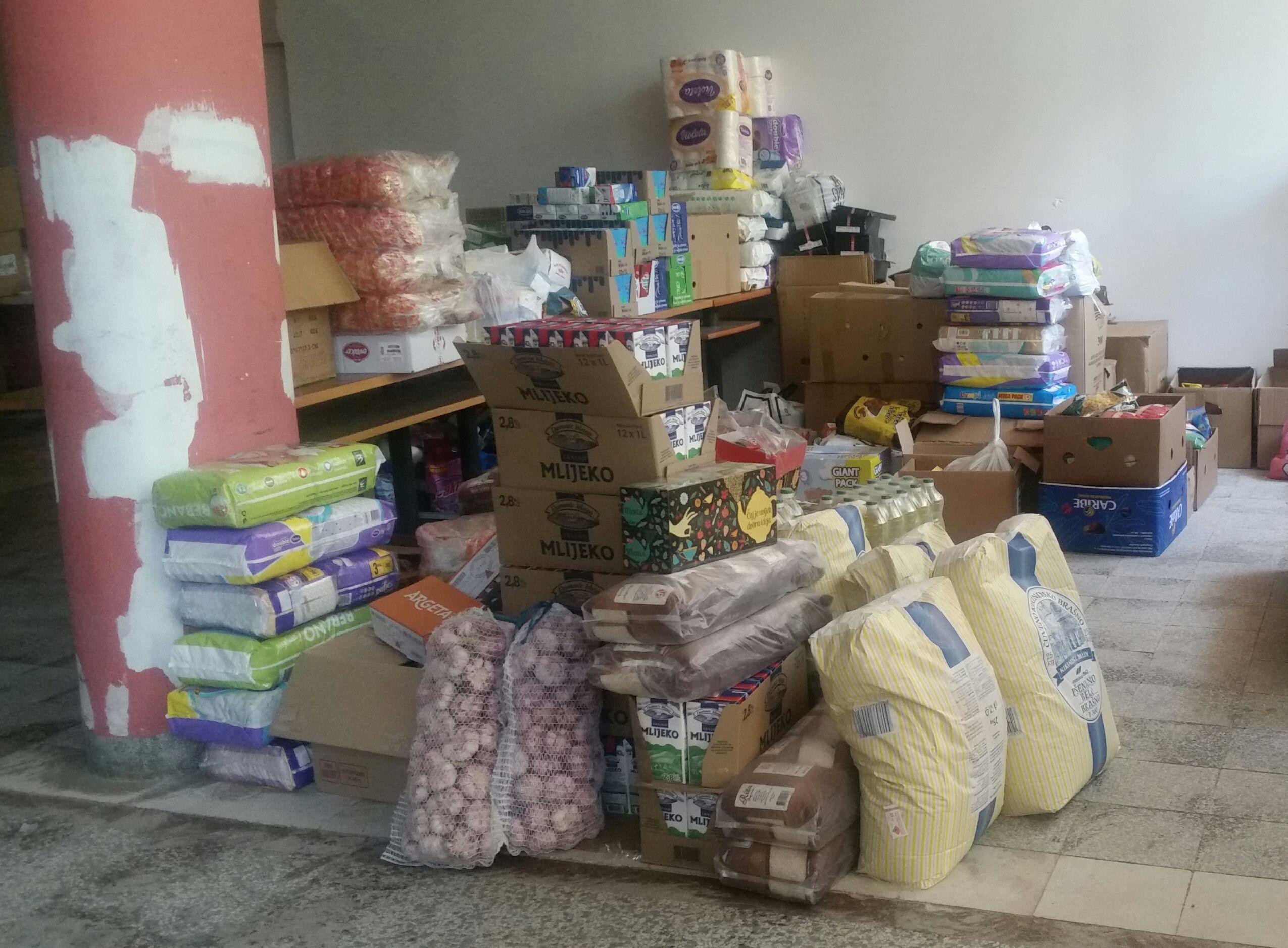 MUP KS donirao hranu i higijenske artikle za migrante i izbjeglice u Salakovcu