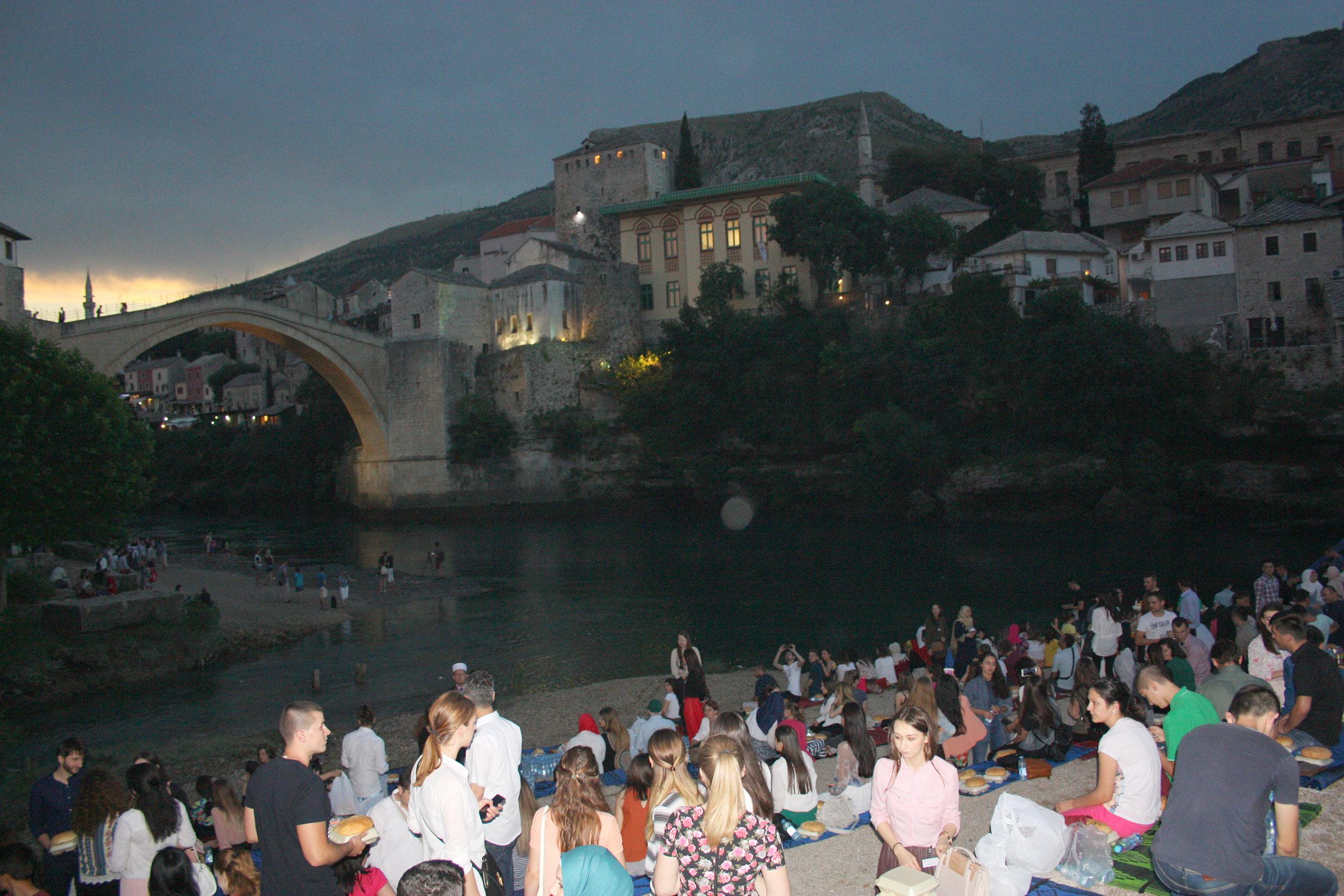 U Mostaru iftar pod Starim mostom