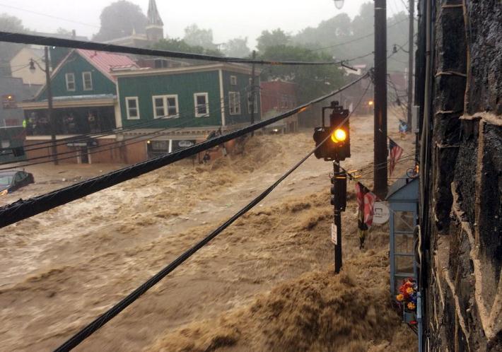 Poplava potpuno uništila grad: "Nema riječi koje bi ovo opisale"