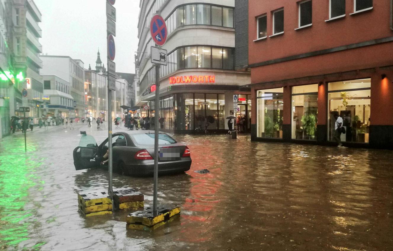 Strašno nevrijeme pogodilo Njemačku: Voda ruši zgrade i kuće, otkazani letovi, saobraćaj paraliziran