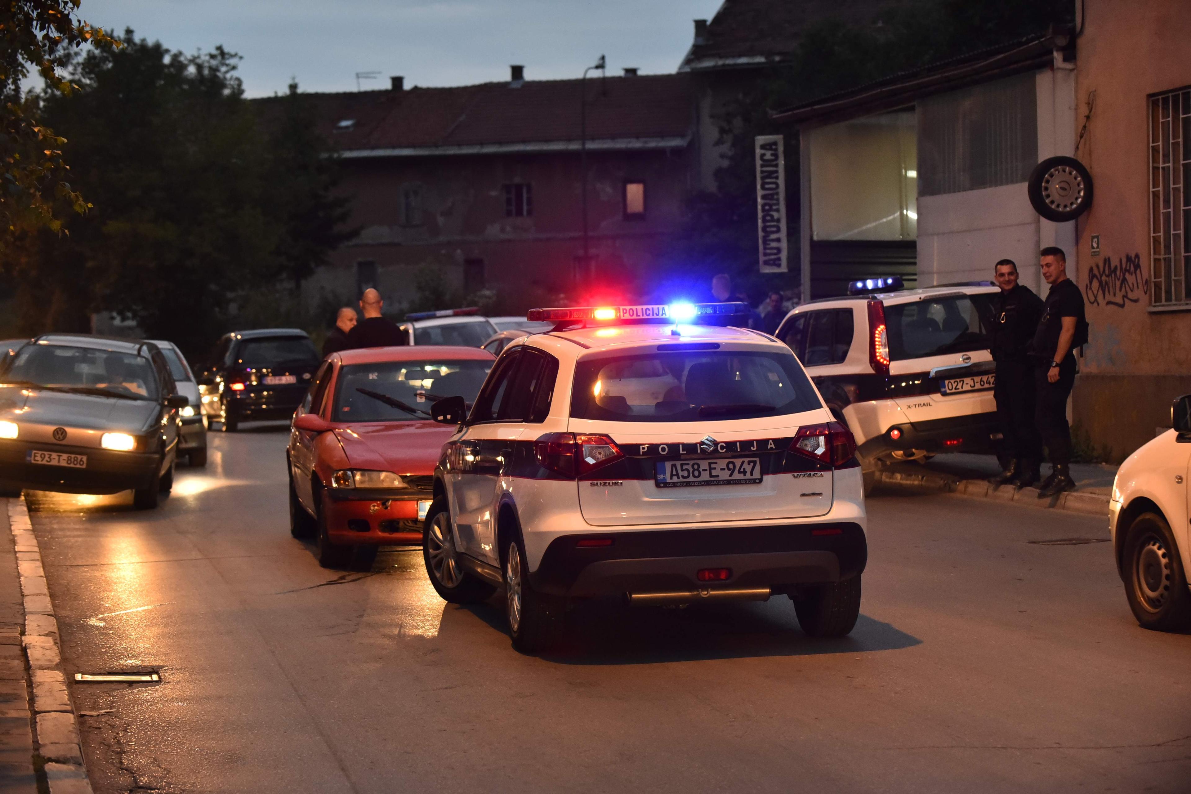 Brojne policijske patrole blokirale cestu kradljivcu konzervi - Avaz