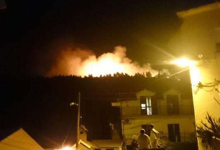 Veliki požar kod Omiša i Dubrovnika, vatra gori nekoliko metara od kuća
