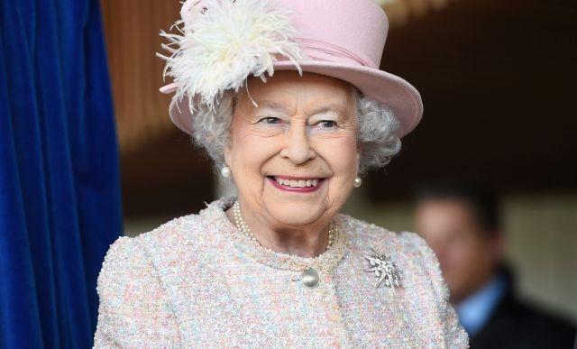 Britanska kraljica dodjeljuje priznanja Emi Tompson, Kiri Najtli, Tomu Hardiju…