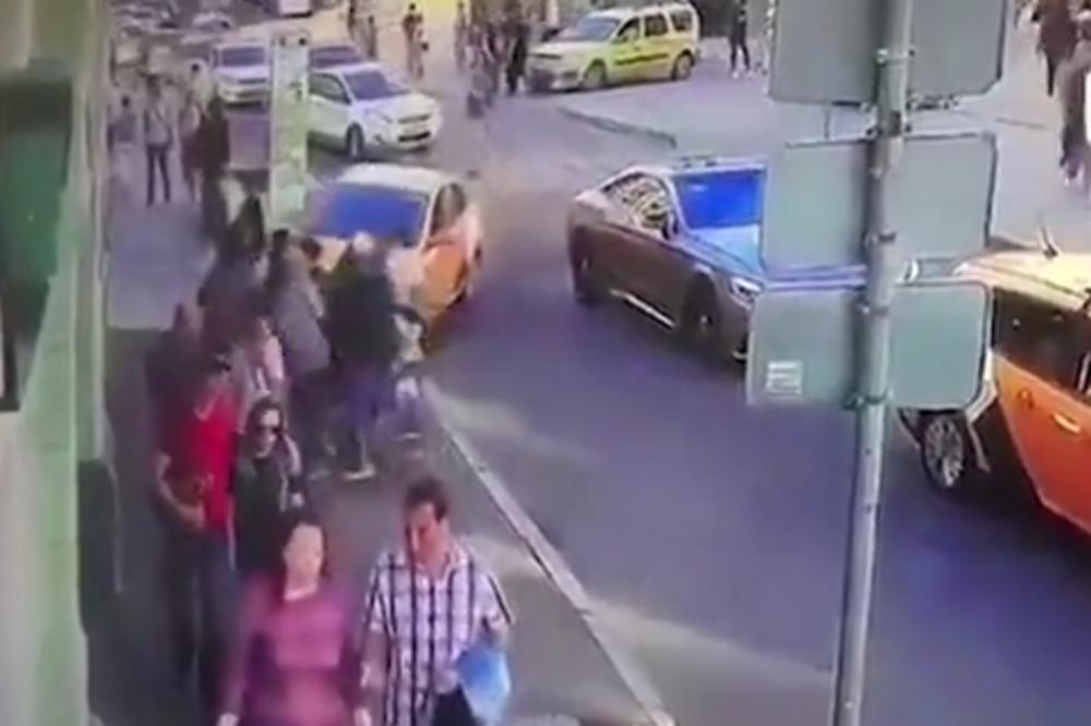 Procurio novi snimak napada u Moskvi: Evo kobnog trenutka kada taksista ulijeće među pješake