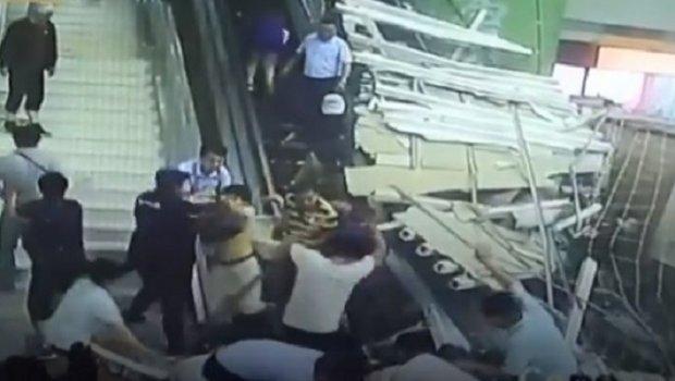 Kina: Povrijeđeno devetero turista nakon što su na njih pali ukrasi s plafona