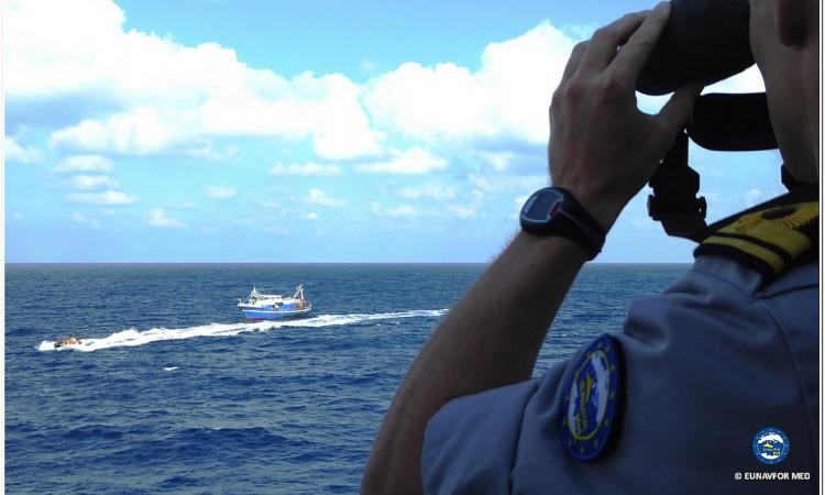 Američka mornarica predala Italiji 41 spašenog migranta