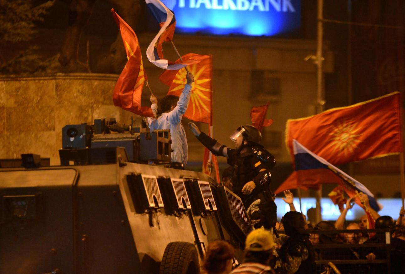 Policija u Skoplju suzavcem i šok granatama rastjerala demonstrante protiv novog imena Makedonije