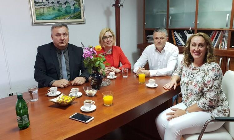 Ministri Đapo i Vujanović u posjeti Tvornici namještaja ''Maoles'' u Mostaru