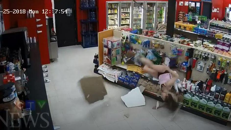 Ovo je boljelo: Bježala policiji pa propala kroz plafon trgovine