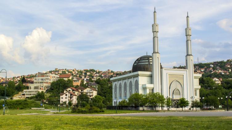 Medžlis Islamske zajednice Sarajevo organizira kolektivno šerijatsko vjenčanje, mladenci dobivaju odijelo, haljinu i 500 KM