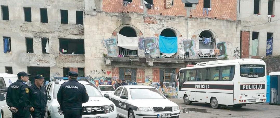 Situacija u Bihaću sve teža: Migrant nakon tuče pao sa zgrade Doma penzionera?!